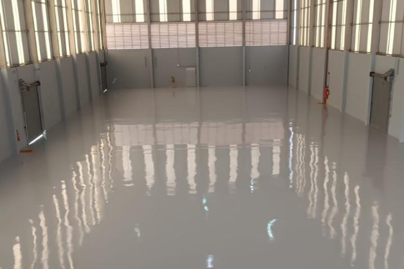 Manutenção do piso epóxi: cuidados simples que prolongam a vida útil