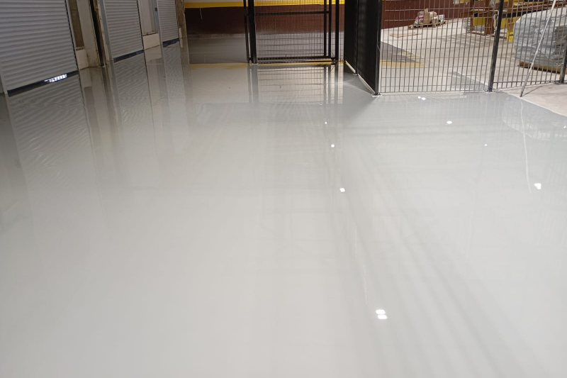 Piso Epóxi Autonivelante: o que é e por que ele é tão usado em ambientes industriais